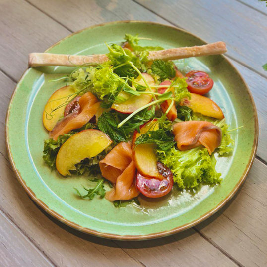 Салат з лососем та хурмою