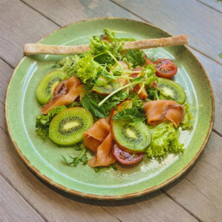 Салат з лососем та ківі