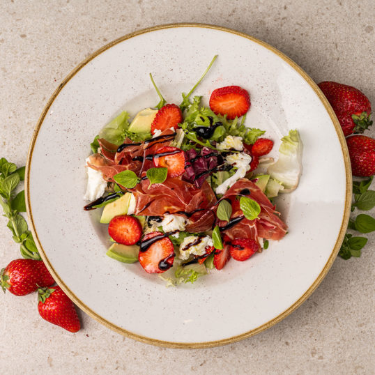 Салат з полуницею, прошуто, авокадо та моцарелою