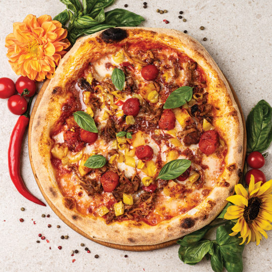 Піца з рваною свининою, ананасом та перцем пепероні