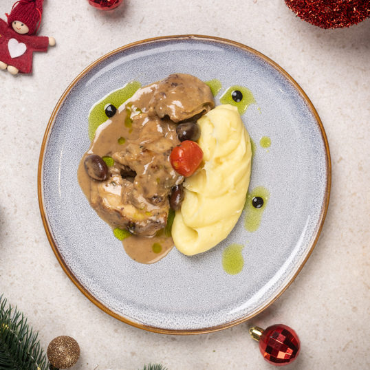 Курка Качаторе у винному соусі з оливками та картопляним пюре